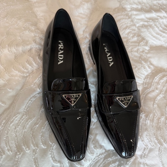 PRADA Vernice Metal Triangle Logo Pointed Toe 25mm Loafers - Picture 1 of 9